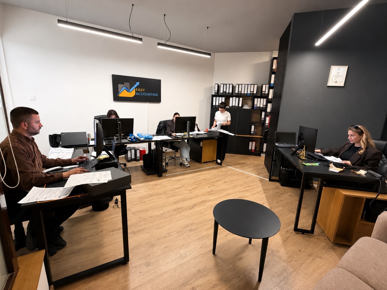 Zyra e punës dhe mbështetja operative në Easy Accounting