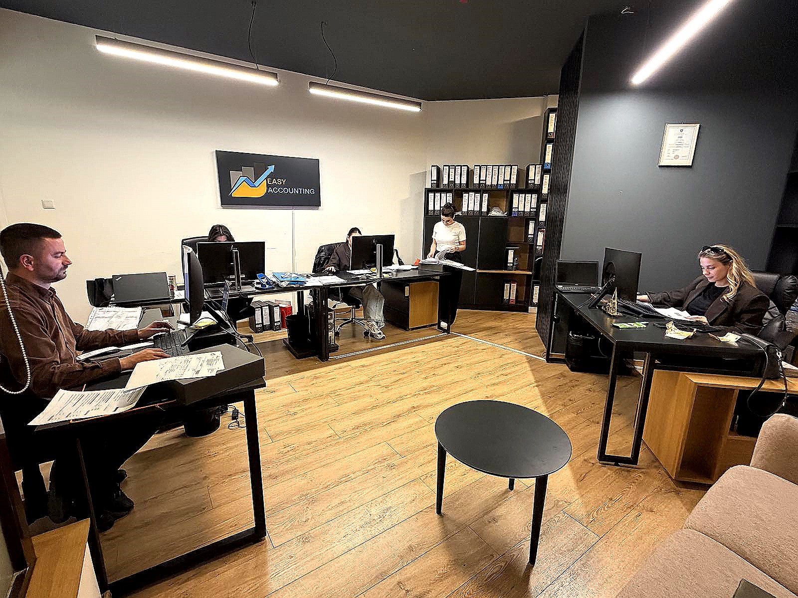 Zyra e punës dhe back-office në Easy Accounting